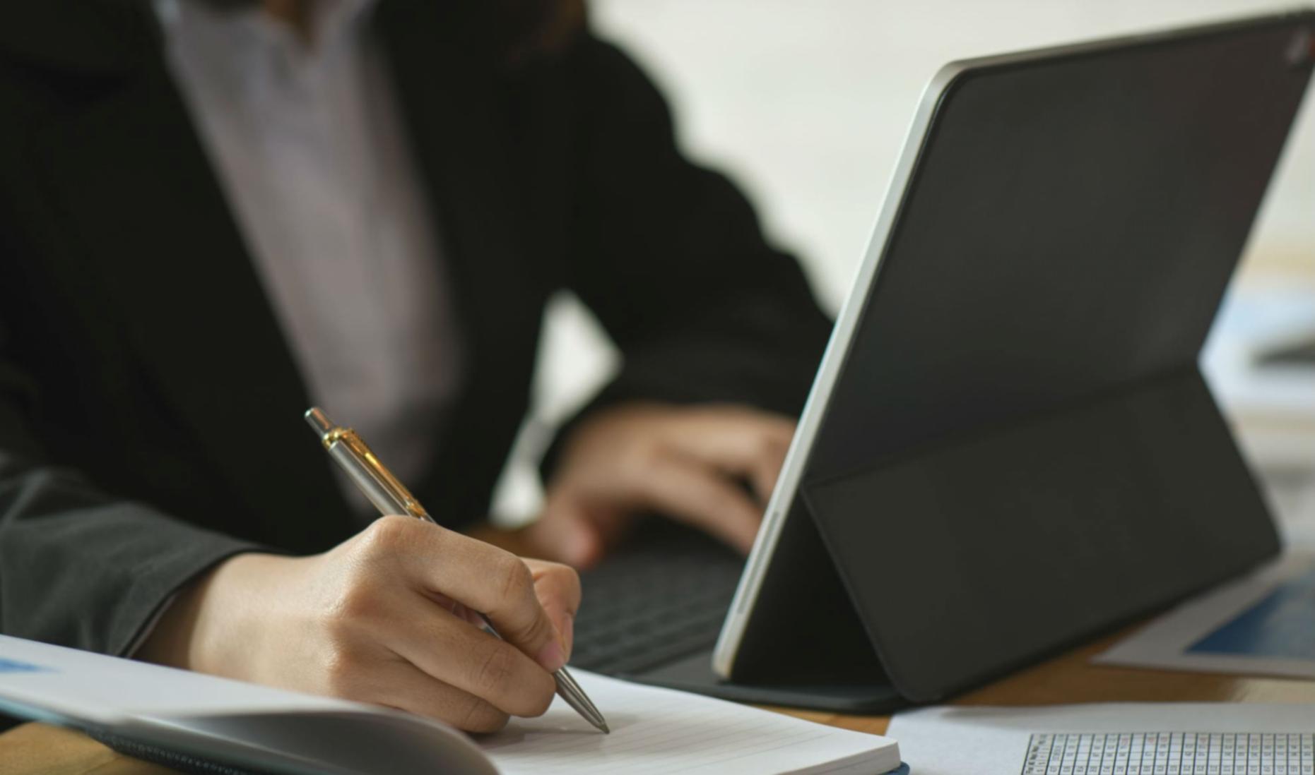 Deelnemer werkt aan seizoensbudget aanpassing